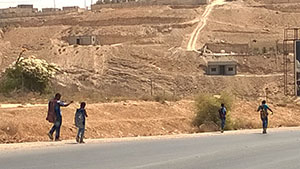 bedoeïenenkinderen op weg naar school 